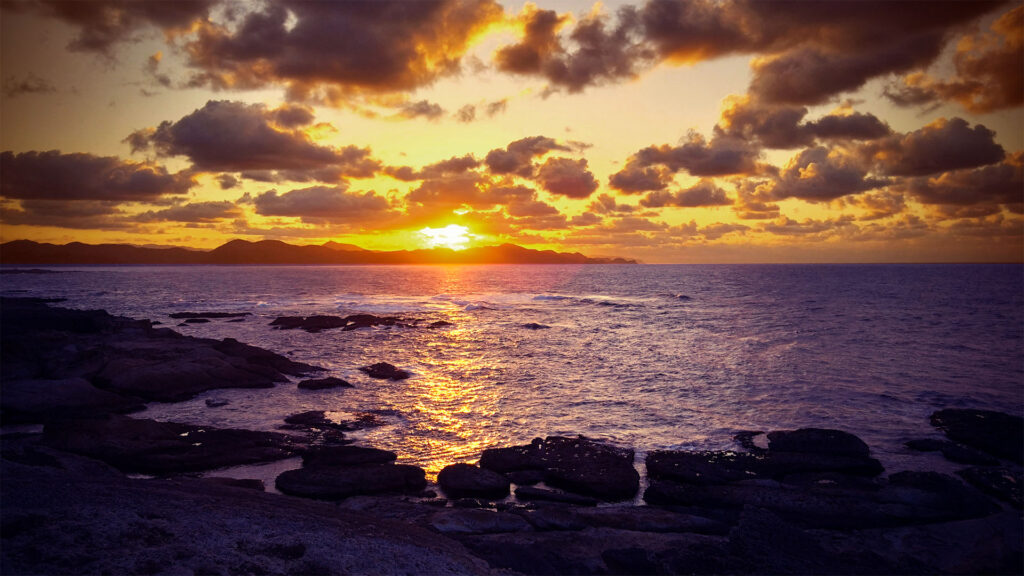 五色浜海岸。夕日。海。画像
